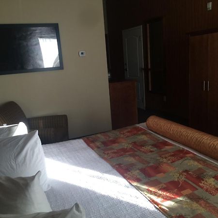 Best Western Plus Service Inn & Suites Lethbridge Esterno foto