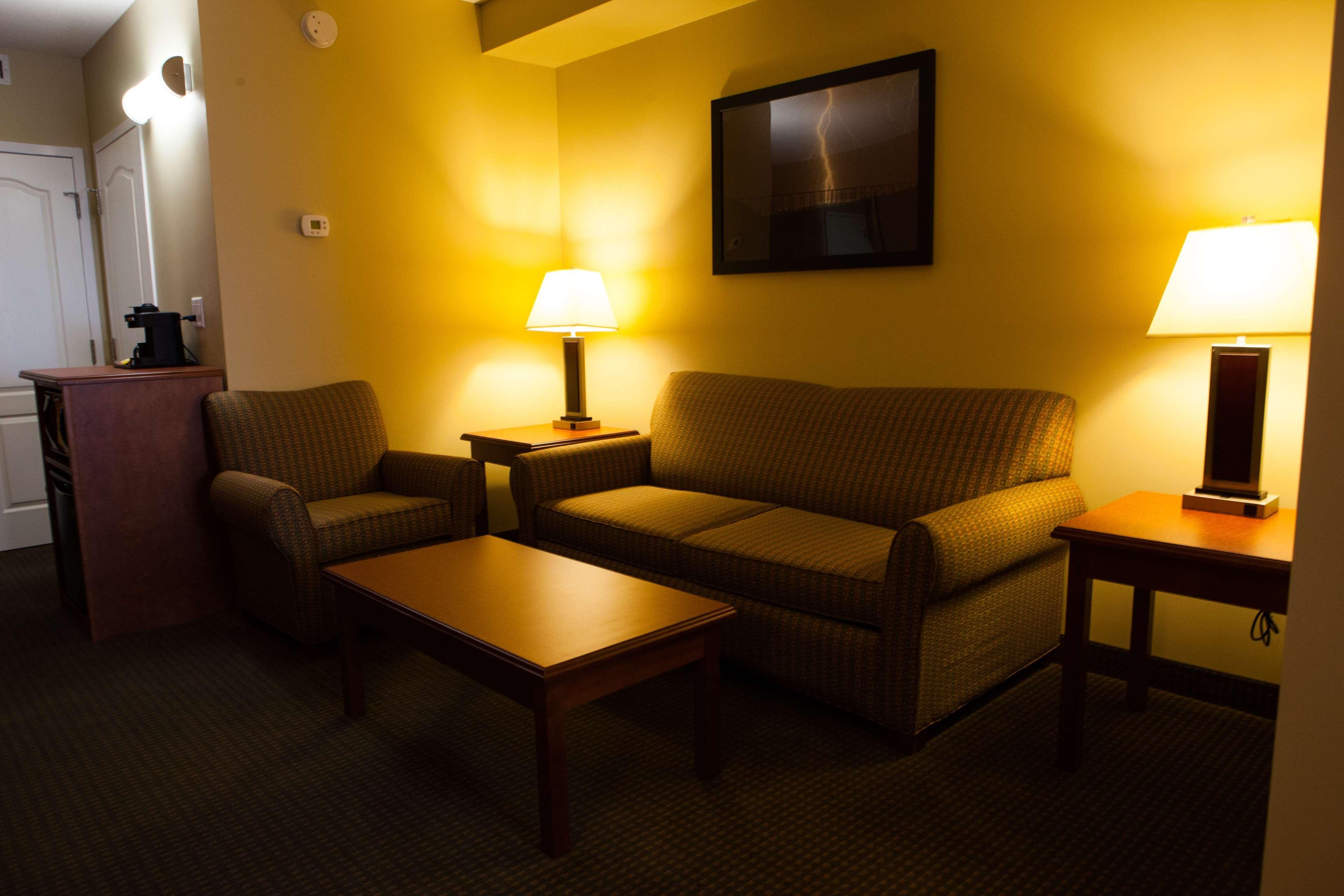 Best Western Plus Service Inn & Suites Lethbridge Esterno foto