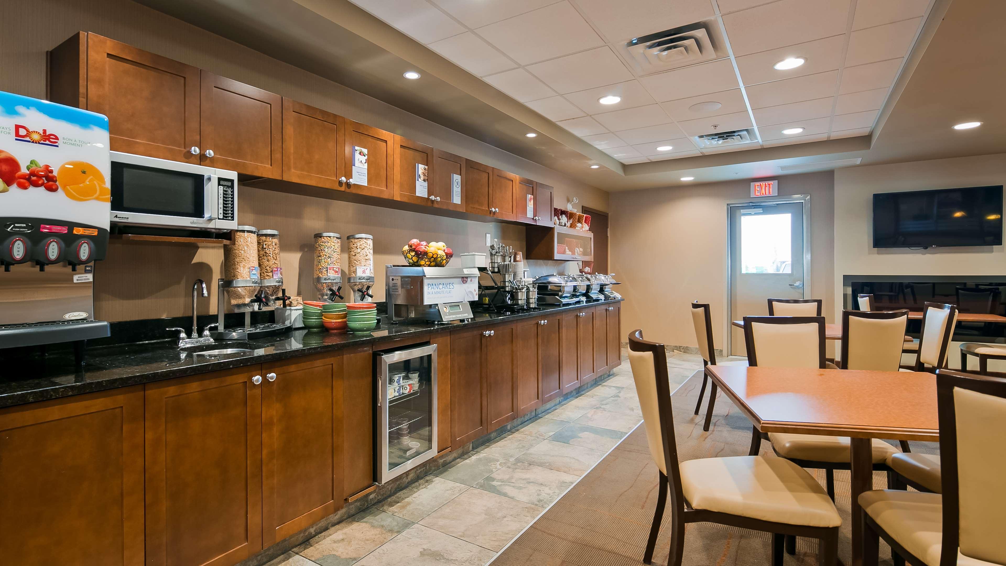 Best Western Plus Service Inn & Suites Lethbridge Esterno foto