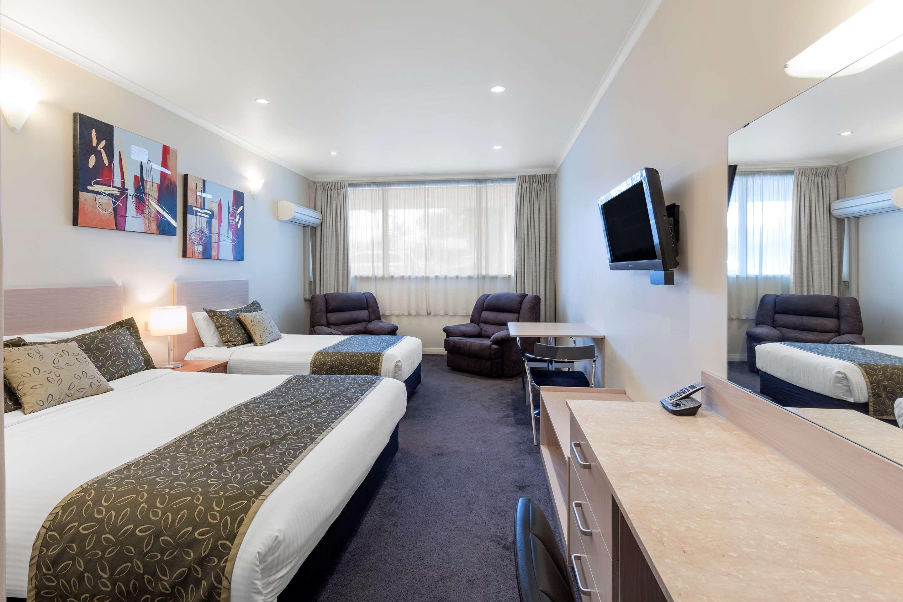 Best Western Plus Service Inn & Suites Lethbridge Esterno foto
