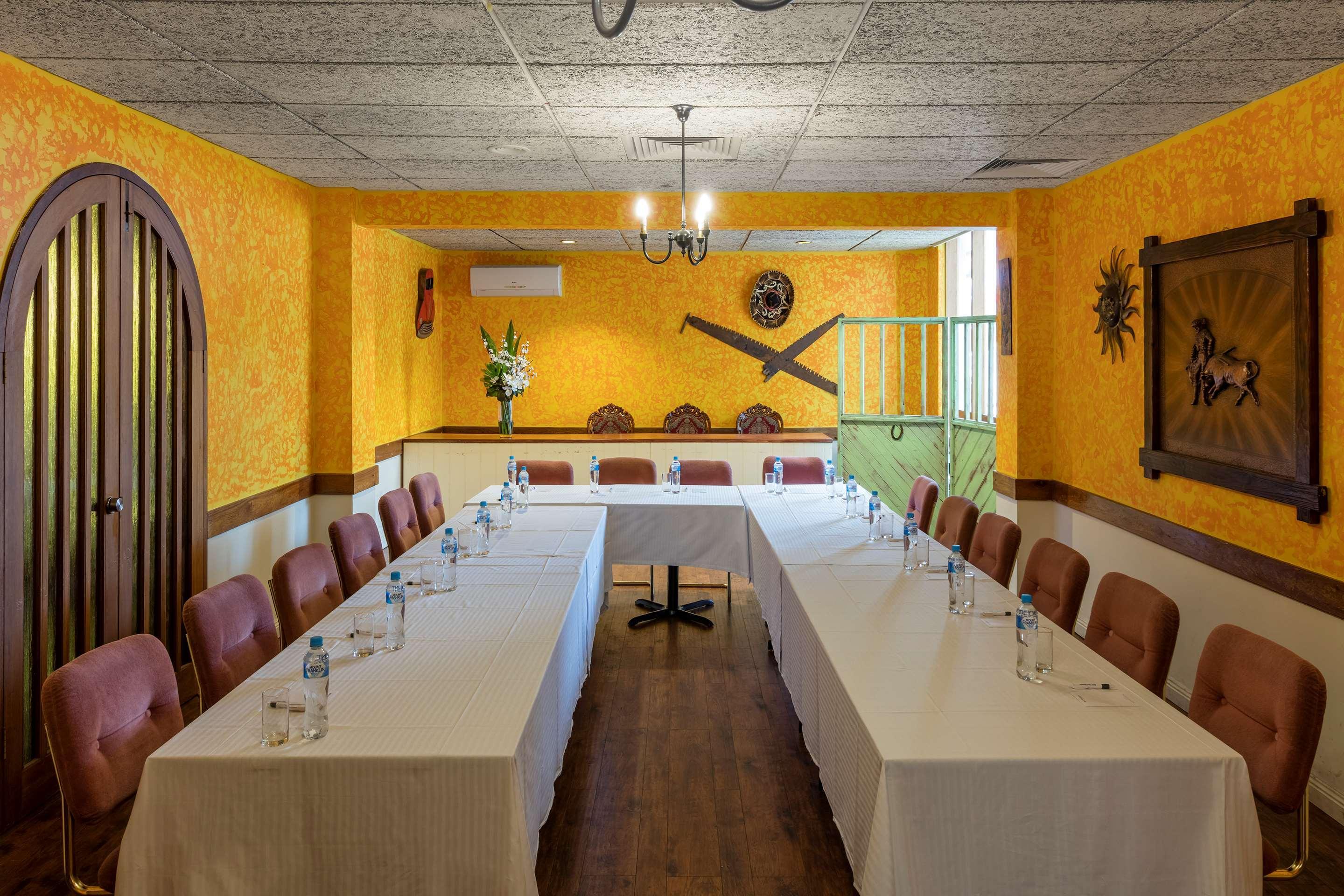 Best Western Plus Service Inn & Suites Lethbridge Esterno foto