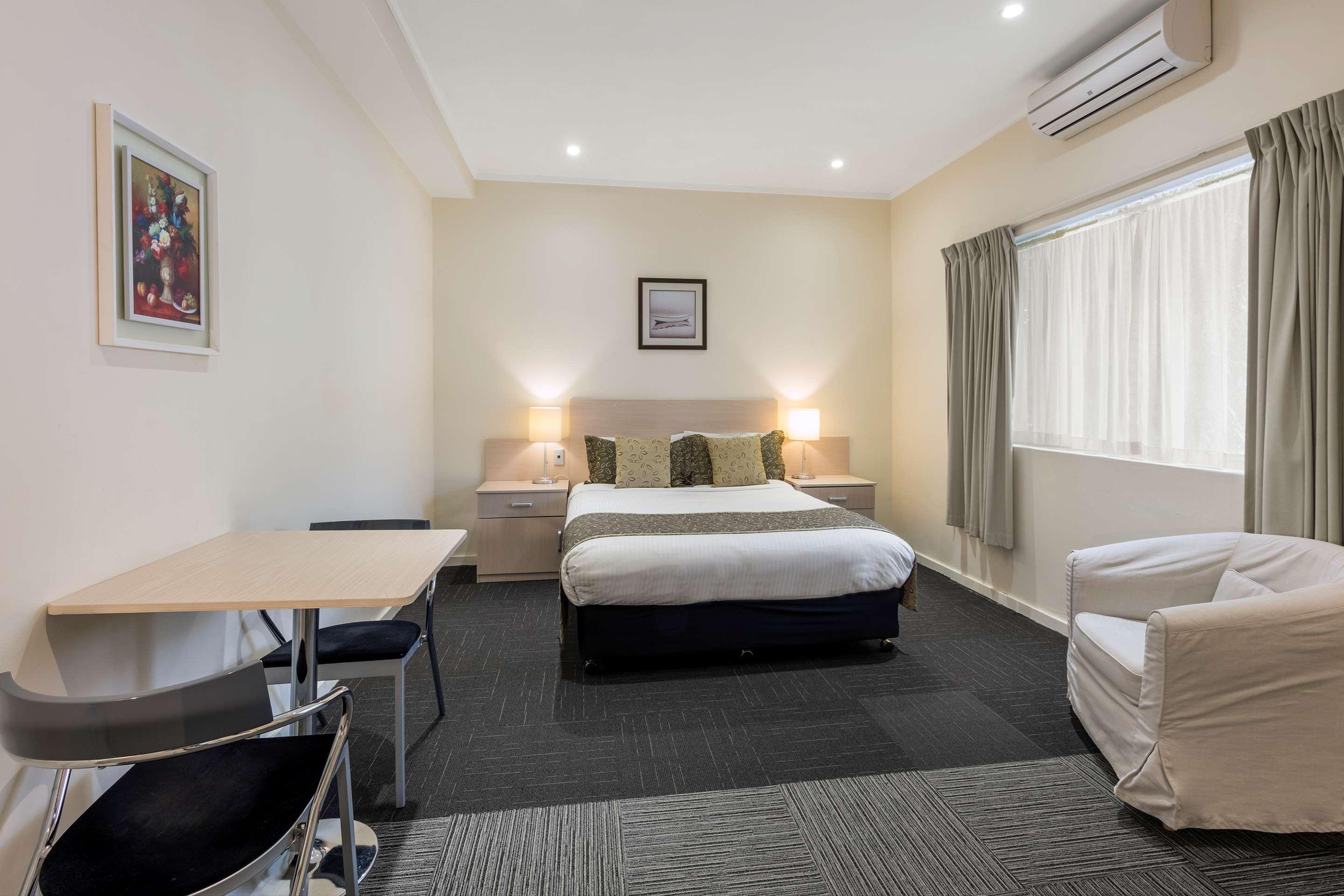 Best Western Plus Service Inn & Suites Lethbridge Esterno foto