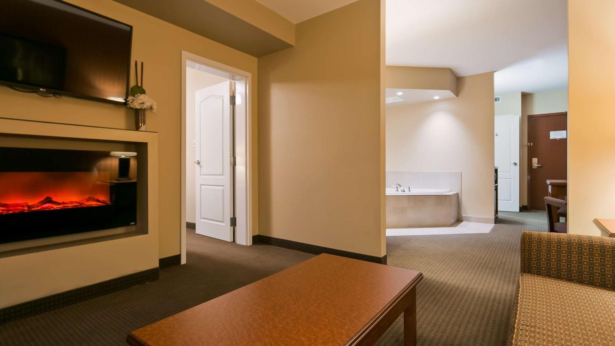 Best Western Plus Service Inn & Suites Lethbridge Esterno foto