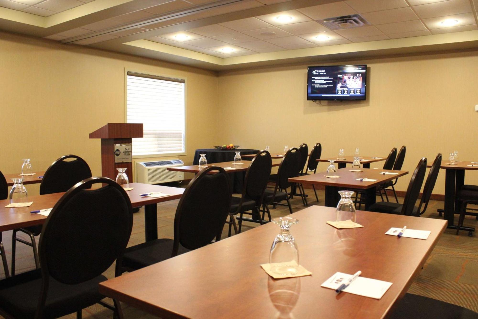 Best Western Plus Service Inn & Suites Lethbridge Esterno foto
